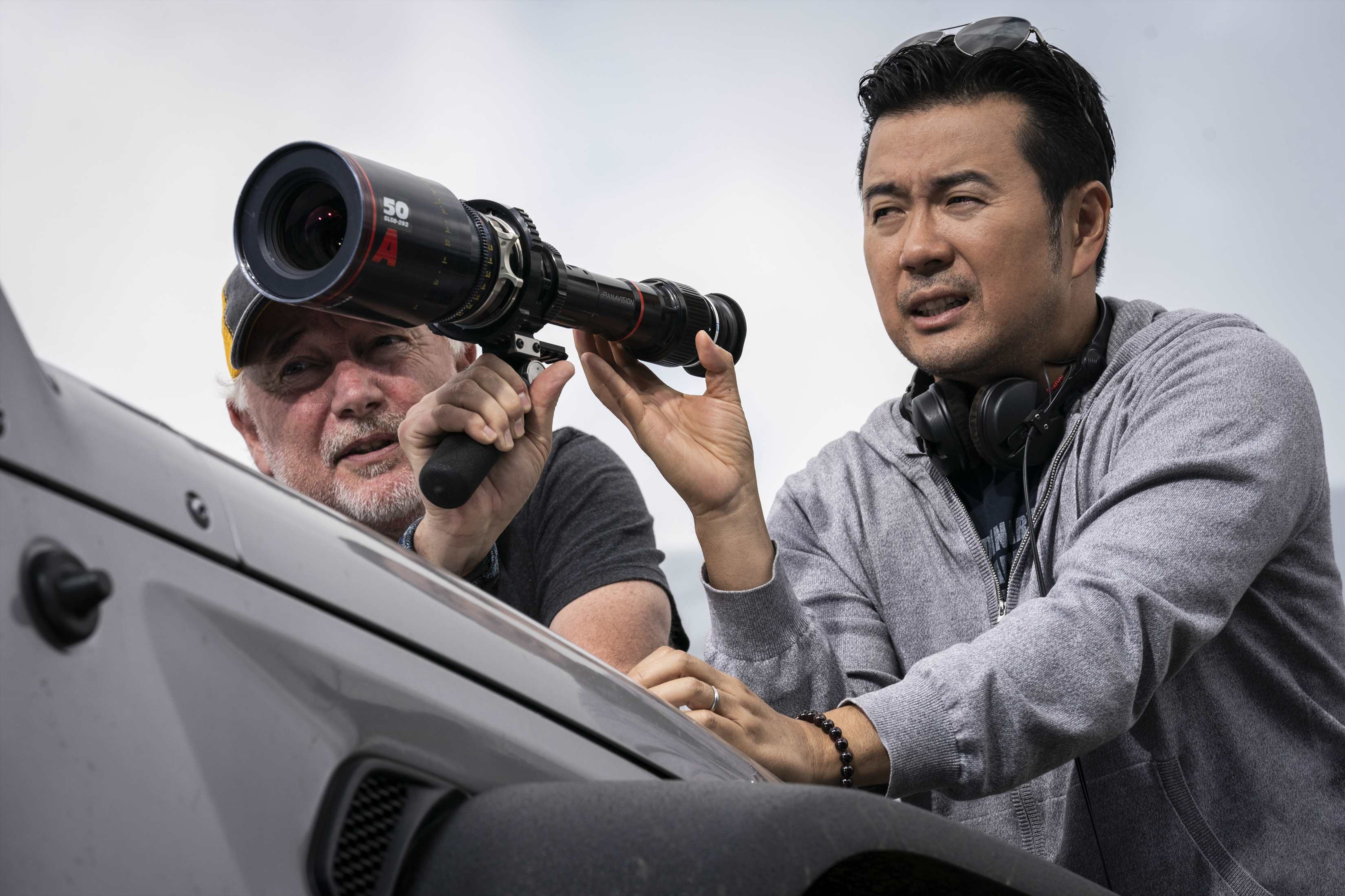 メイキングより ジャスティン・リン監督（右） （C）2020 UNIVERSAL STUDIOS. All Rights Reserved.