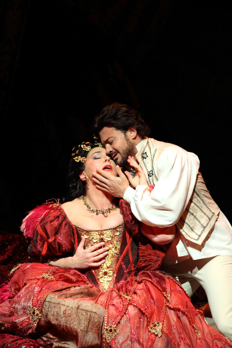 CHRISTINE RICE AS GIULIETTA, VITTORIO GRIGÒLO AS HOFFMANN (C) ROH. PHOTOGRAPHER CATHERINE ASHMORE