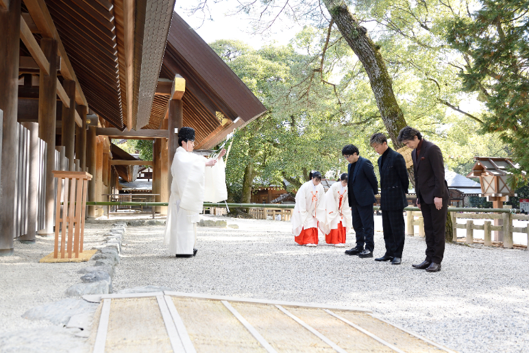 熱田神宮を参拝する木村拓哉、伊藤英明、大友啓史監督