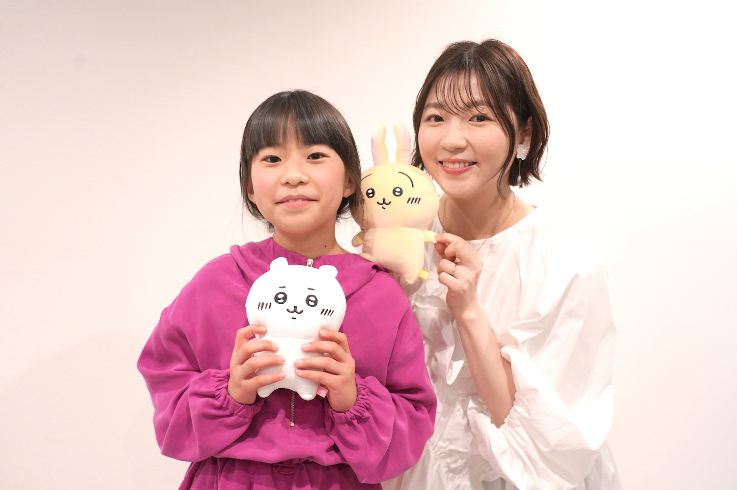 ちいかわ役の⻘木遥とうさぎ役の小澤亜李