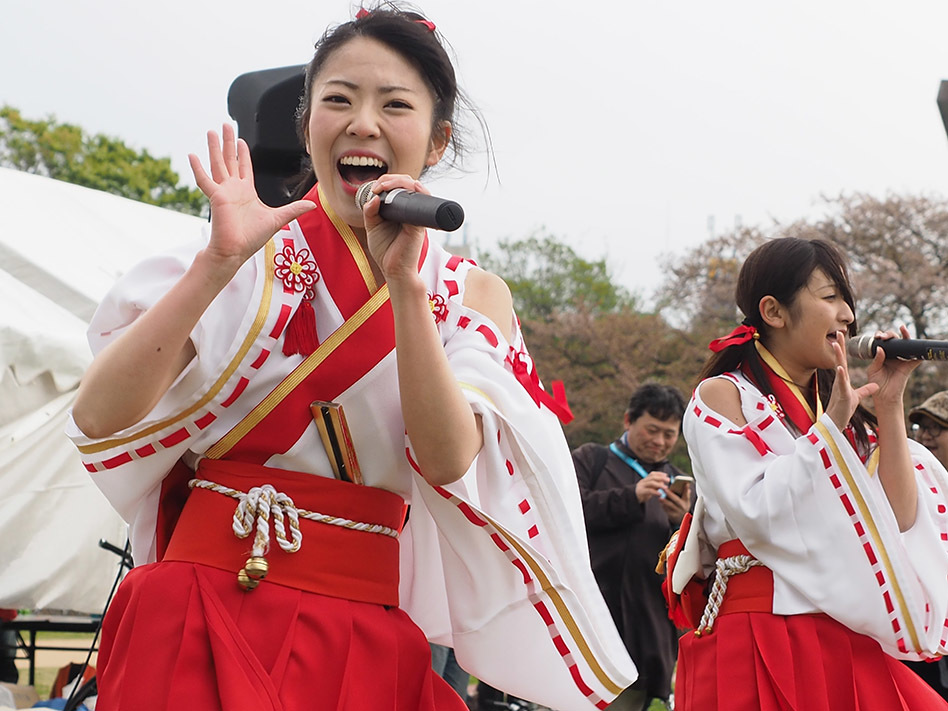 オープニングイベントには、ご当地アイドル「ふくおか官兵衛Girls」が登場し、パフォーマンスを披露した