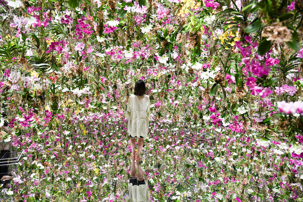 Floating Flower Garden: 花と我と同根、庭と我と一体 / Floating Flower Garden; Flowers and I are of the Same Root,  the Garden and I are One teamLab, 2015, Interactive Kinetic Installation, Endless, Sound: Hideaki Takahashi