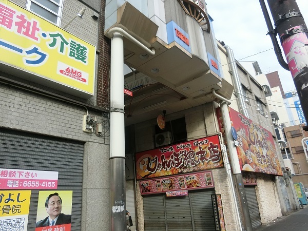 鶴見橋商店街。訪れたのが早朝だったのでほとんど開店前だったが、普段は人通りが多い。