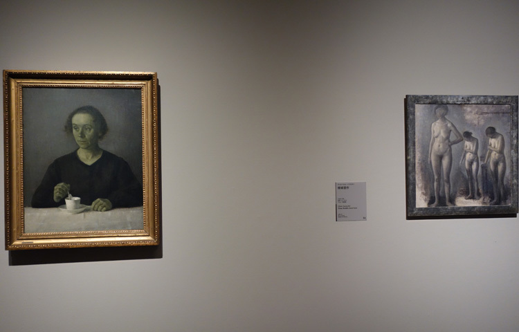 左：ヴィルヘルム・ハマスホイ《イーダ・ハマスホイの肖像》1907年　アロス・オーフース美術館