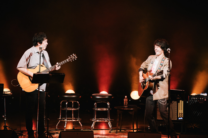 Two Chairs、和田唱がスキマスイッチ大橋卓弥を迎えてのアコースティック2マンは楽しさと希望に満ちた空間に