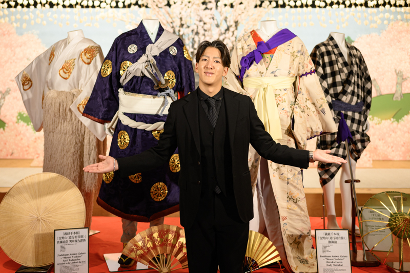 右近さんの後ろに実際の衣裳。さらに後ろに「吉野山」の背景が広がっている！