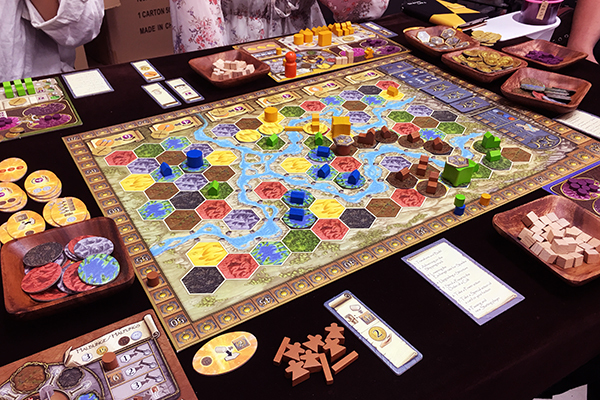 豪華な内容物がいかにも「ボードゲーム」なテラミスティカ (c)DEAR SPIELE