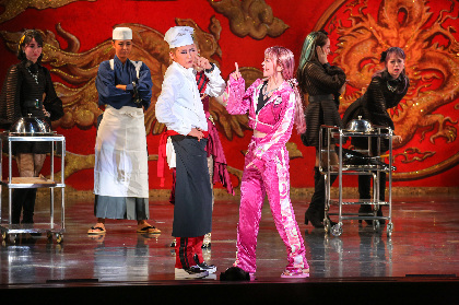 宝塚歌劇星組トップスター・紅ゆずるがラスト公演で笑いを巻き起こす 