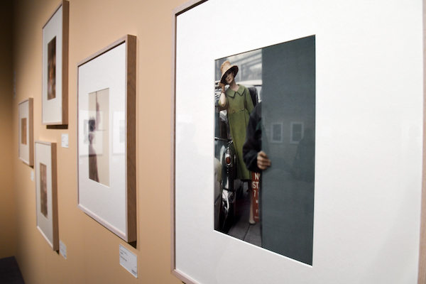  手前：ソール・ライター《『Harper's BAZAAR』》1959年2月号、発色現像方式印画 (C)Saul Leiter Foundation