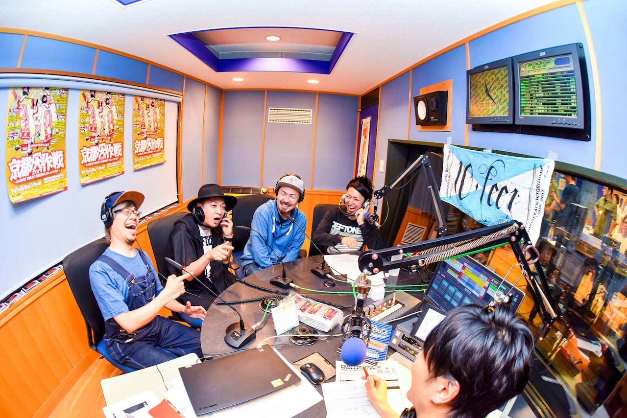 左から、TAKUMA(10-FEET)、NAOKI(10-FEET)、KOUICHI(10-FEET)、MAH(SiM) 撮影＝河上良