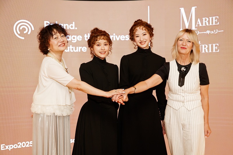 （左から）鈴木裕美、昆夏美、星風まどか、マルタ・ジェリンスカ