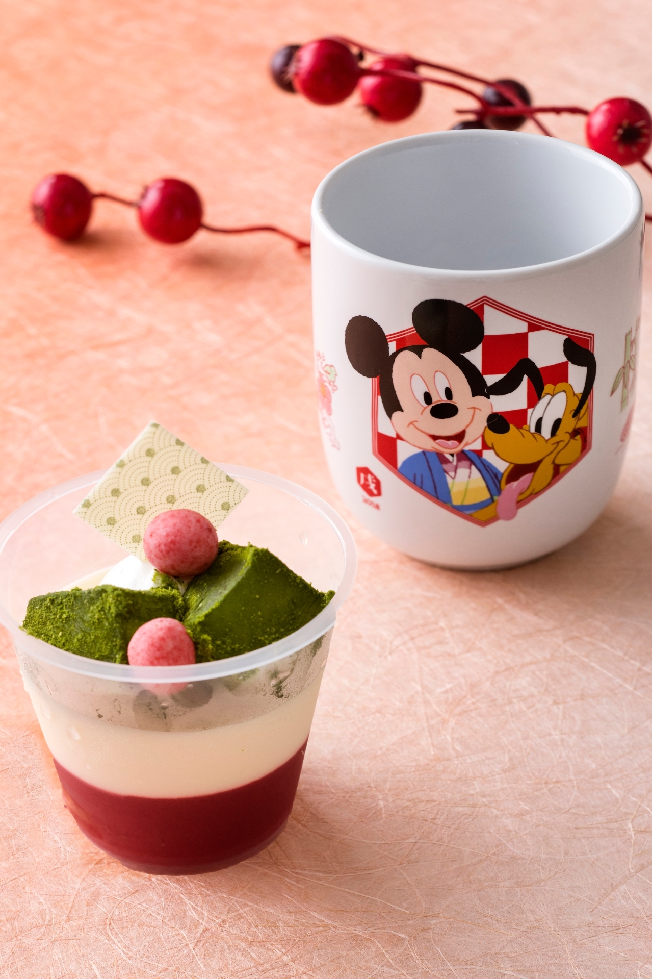 練乳ムース＆ストロベリーゼリー、 スーベニアカップ付き 750 円 （C）Disney 【販売店舗】 東京ディズニーランド： スウィートハート・カフェ 東京ディズニーシー ： マンマ・ビスコッティーズ・ベーカリー ※12 月 26 日（火）から販売