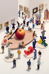 鹿児島でミニチュアアート展覧会『田中達也展　みたてのくみたて』開幕、約160点から発想の秘密を解き明かす