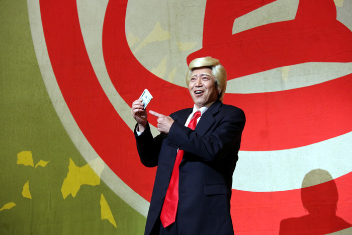 アメリカ人設定ですから、ドル紙幣で汗をぬぐっていました（笑）