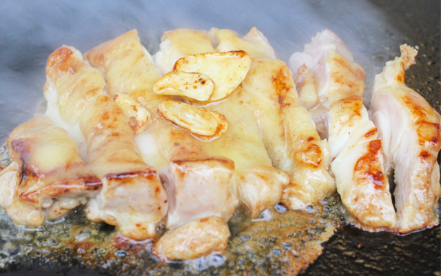 チキンステーキ 1,000円（ROUND）…国産鶏もも肉を鉄板で本格的に焼き上げたチキンステーキ。ガーリックバターで味付けをした、ごはんとの相性バッチリな一品です