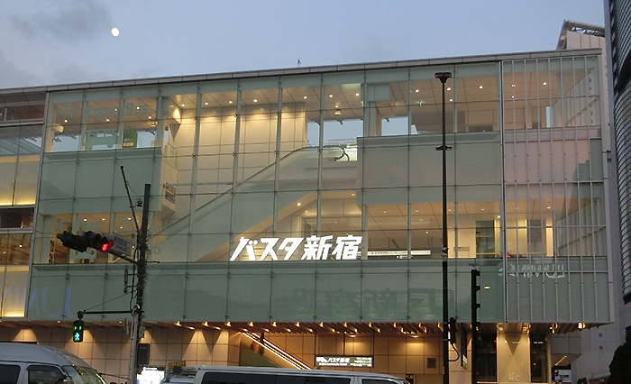 夕刻のバスタ新宿。ここからたくさんの旅が始まる。
