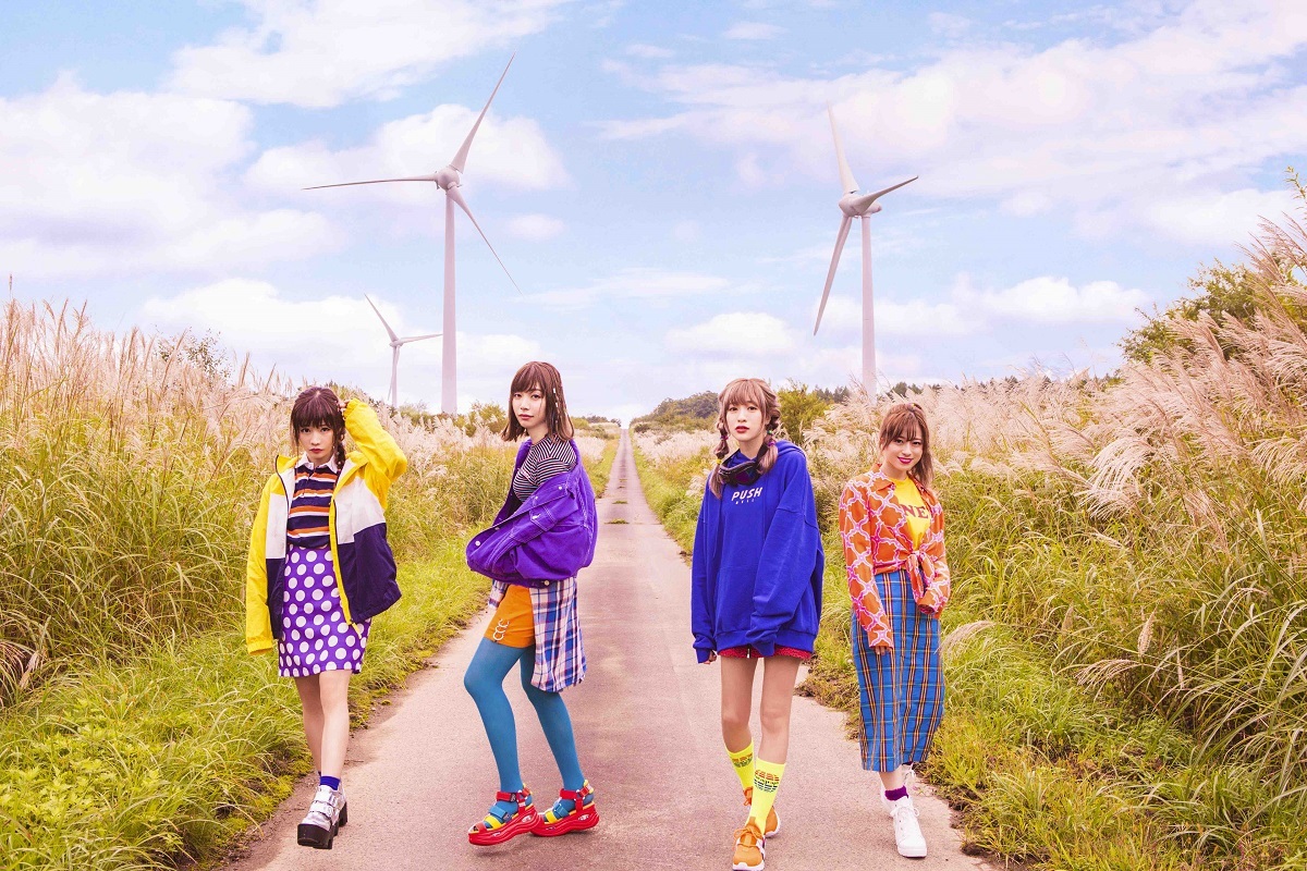 SILENT SIREN 初の公式写真集発売、ライブバンドとしての強さと ...