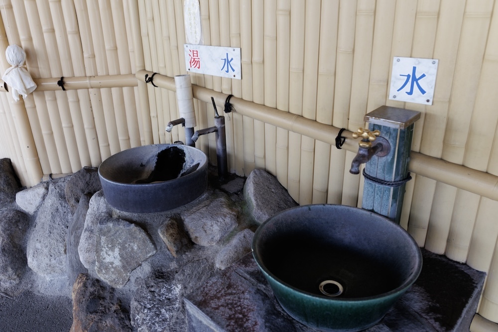 駅のホームにて 撮影：大塚正明