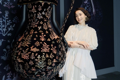 篠原ともえ、正倉院の宝物「漆胡瓶」をドレス作品へと昇華ーー特別展『正倉院 THE SHOW』コラボのテーマは“纏うアートピース”