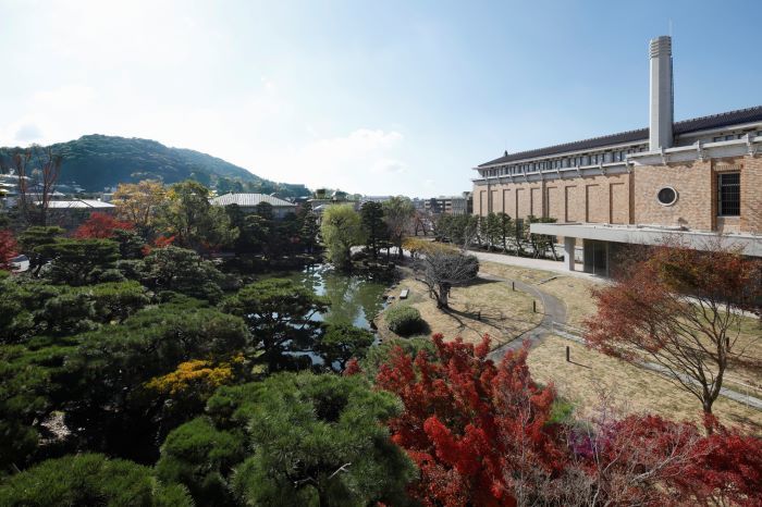 ティノ・セーガル　京都市京セラ美術館 日本庭園。
