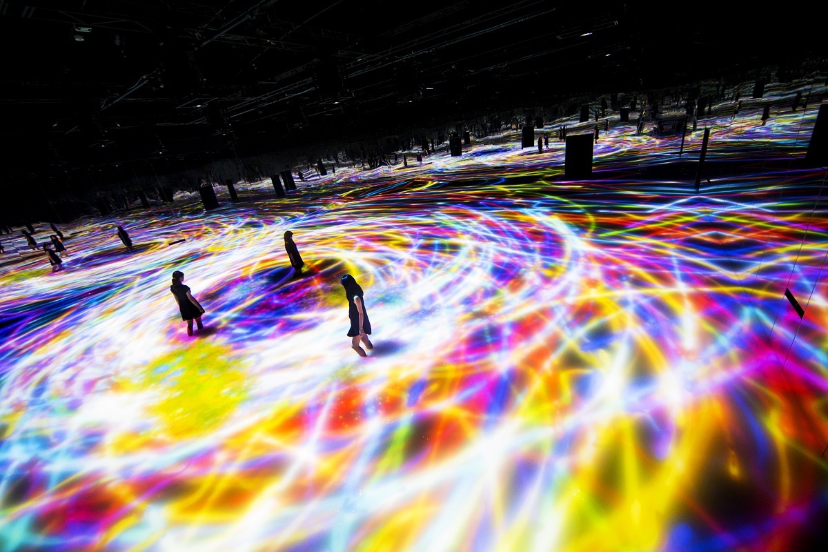 人と共に踊る鯉によって描かれる水面のドローイング - Infinity / Drawing on the Water Surface Created by the Dance of Koi and People - Infinity teamLab, 2016, Interactive Digital Installation, Endless, Sound: Hideaki Takahas