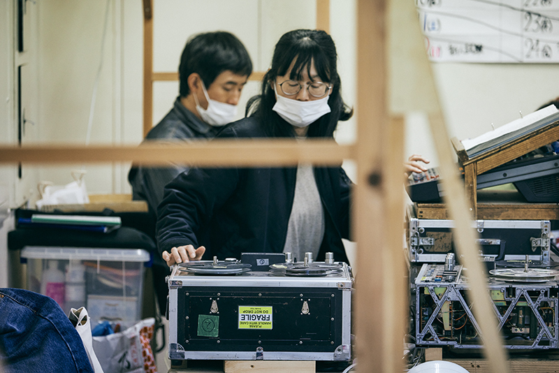 左から照明部の重村大介、加藤野奈