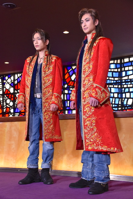 山崎育三郎と古川雄大（左から）