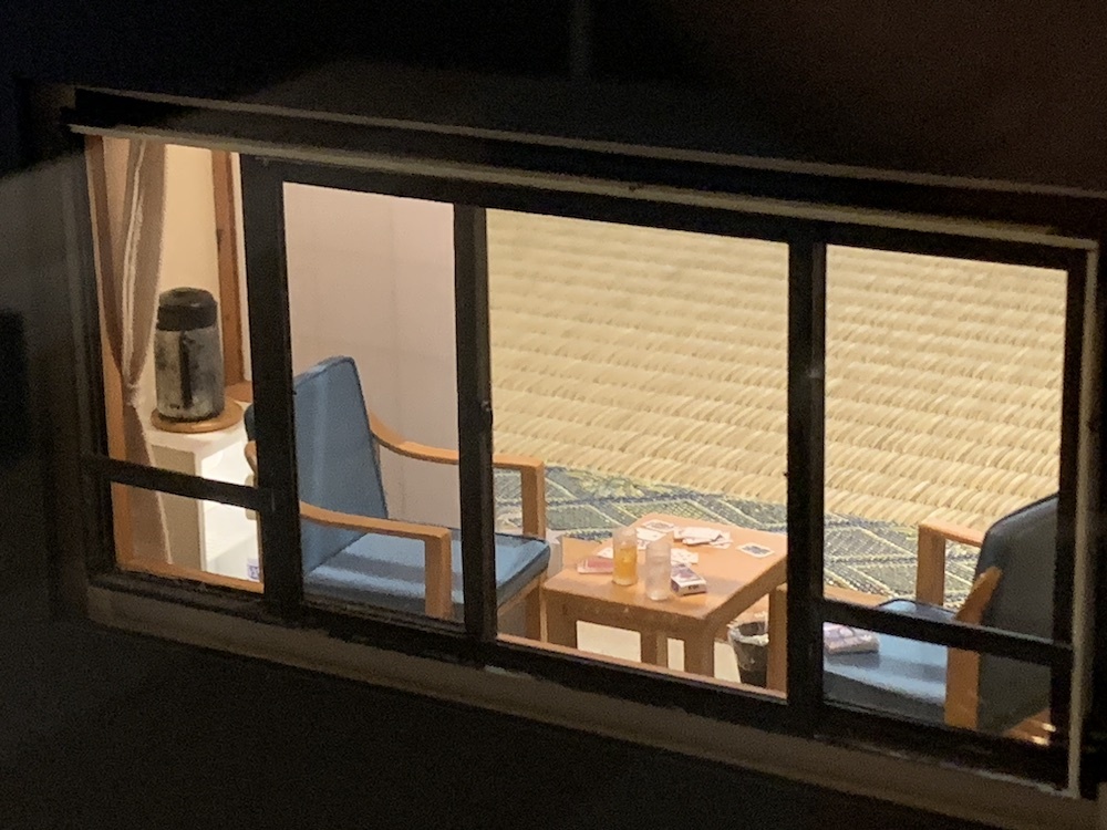 《こびとの旅館》（部分） (C) MOZU STUDIOS