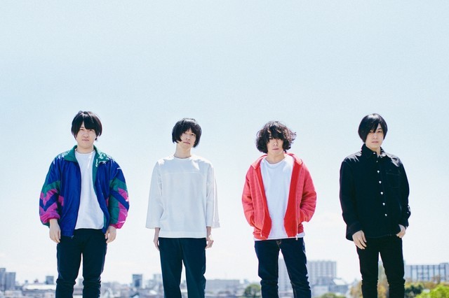 KANA-BOON。左から2番目が飯田祐馬（B, Cho）。