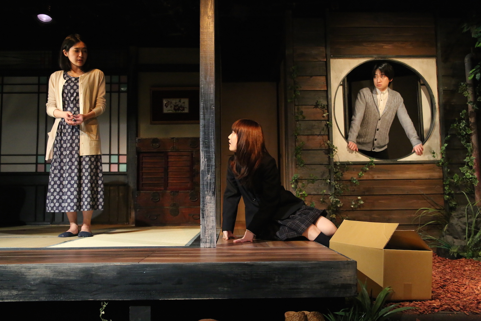 鵺的第10回公演『悪魔を汚せ』下北沢駅前劇場。左から、高橋恭子、福永マリカ、祁答院雄貴。 撮影／石澤知絵子