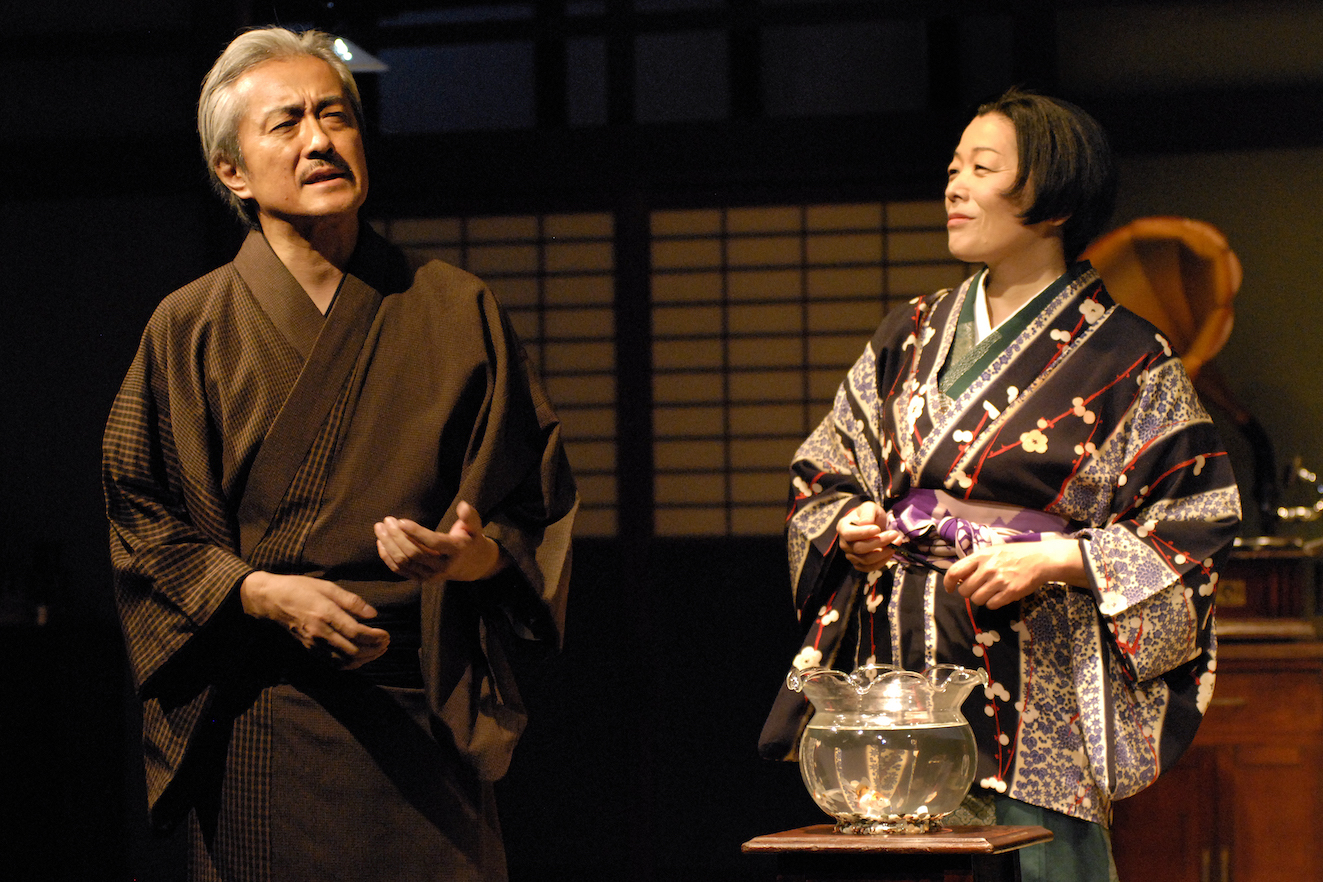 2015年『二人だけのお葬式～かの子と一平～』山路和弘（左）津田真澄