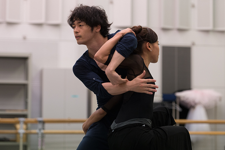 新国立劇場リハーサル室でのリハーサルより （左）宝満直也 （右）五月女遥 Photo:M.Terashi & J.Otsuka/TokyoMDE