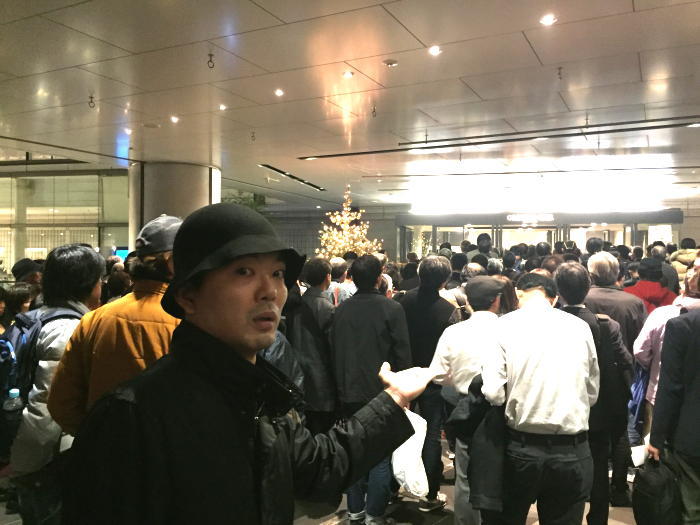 YESの公演会場・オーチャードホールに到着した筆者・高木大地（金属恵比須）