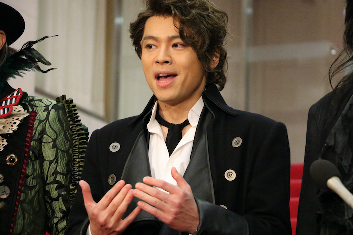 ビクターの衣装の中川晃教
