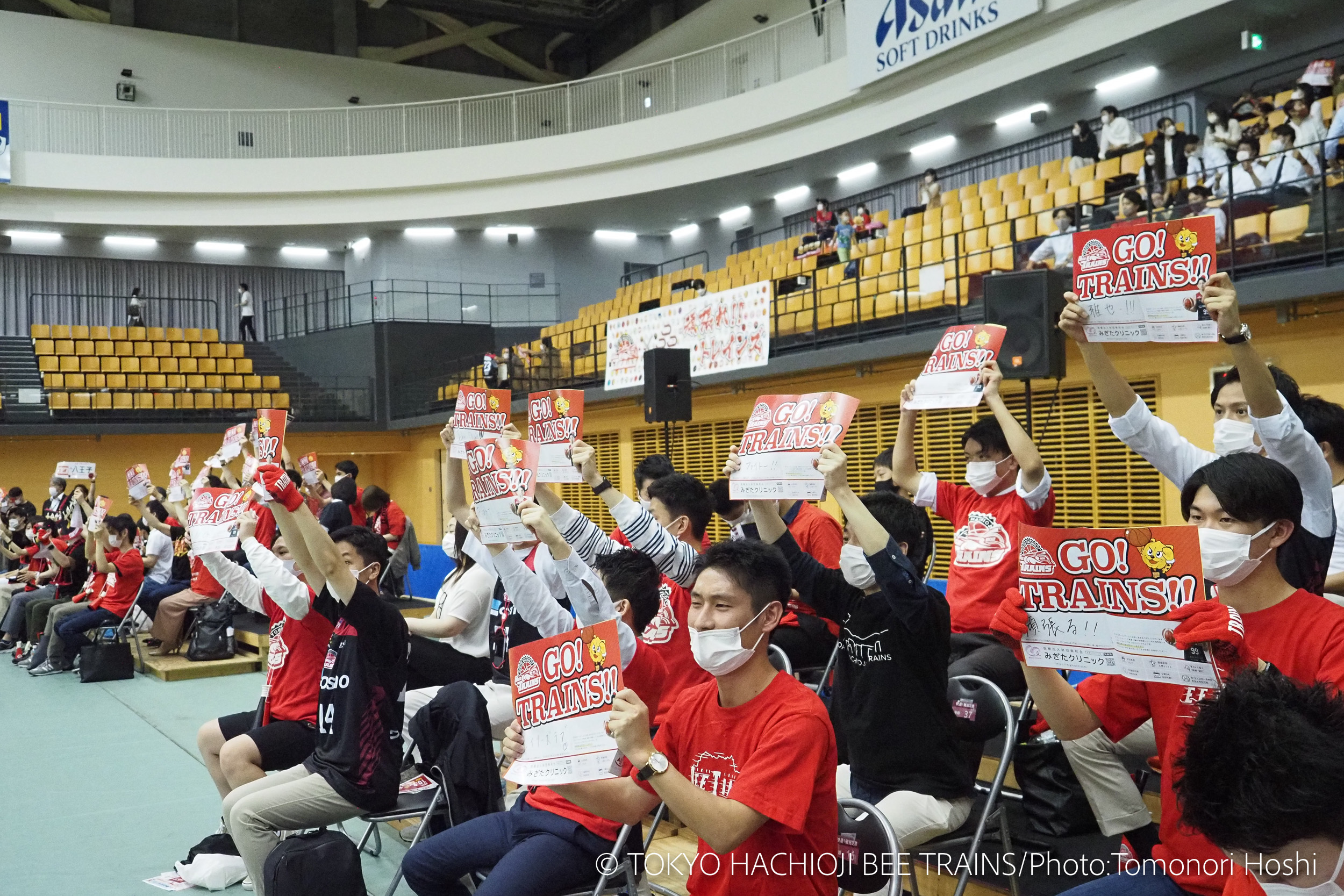 プログラムにメッセージを書き込み、ビートレインズを熱く応援 （c)TOKYO HACHIOJI BEE TRAINS / Photo:Tomonori Hoshi
