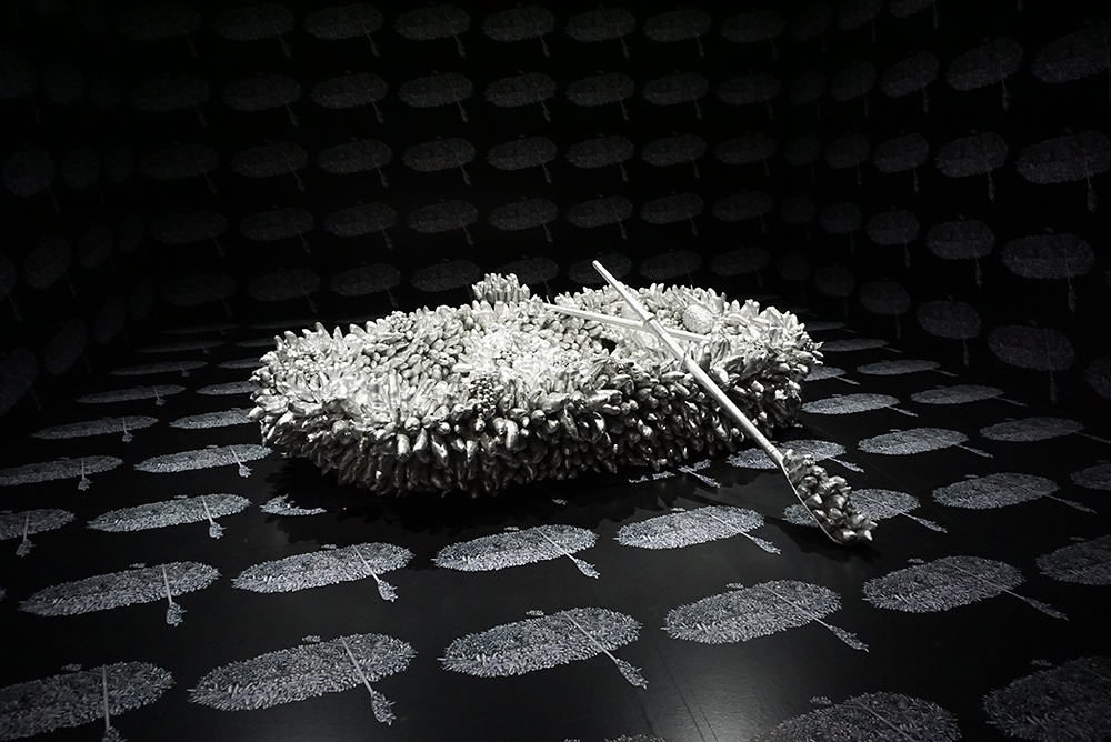 草間彌生『死の海を行く』1981年 ミクストメディア 東京都現代美術館 ©YAYOI KUSAMA