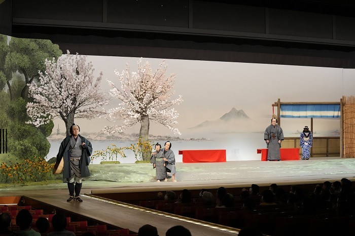 第二部『荒川の佐吉』左より、荒川の佐吉=松本幸四郎、大工辰五郎=尾上右近、相模屋政五郎=松本白鸚、お八重=片岡孝太郎 ／(C)松竹