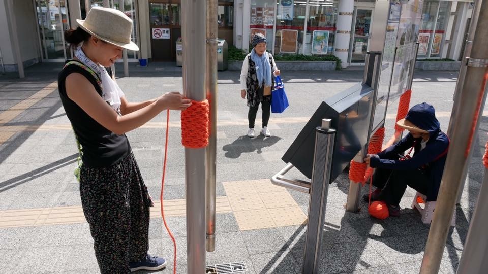 《ニット・インベーダー》地域住民との協働作業