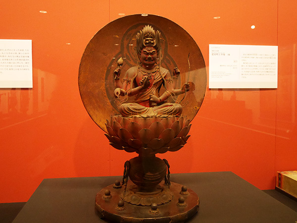 善円作「愛染明王坐像」（鎌倉時代・宝治元（1247）年、西大寺、展示期間：4月15日～5月14日）