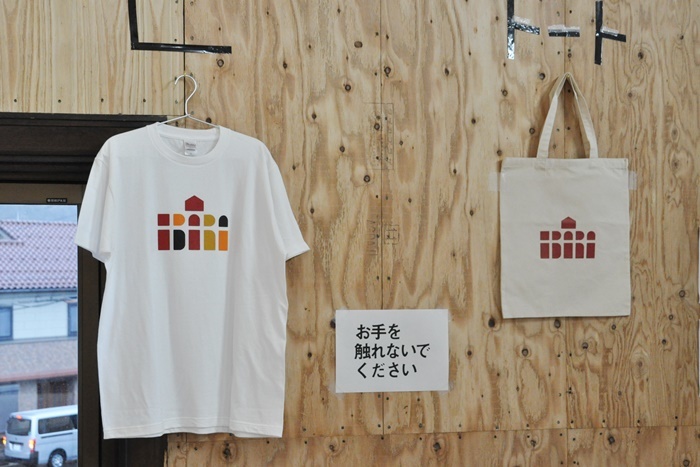 ［江原河畔劇場］グッズ。現時点ではTシャツとトートバッグを販売。