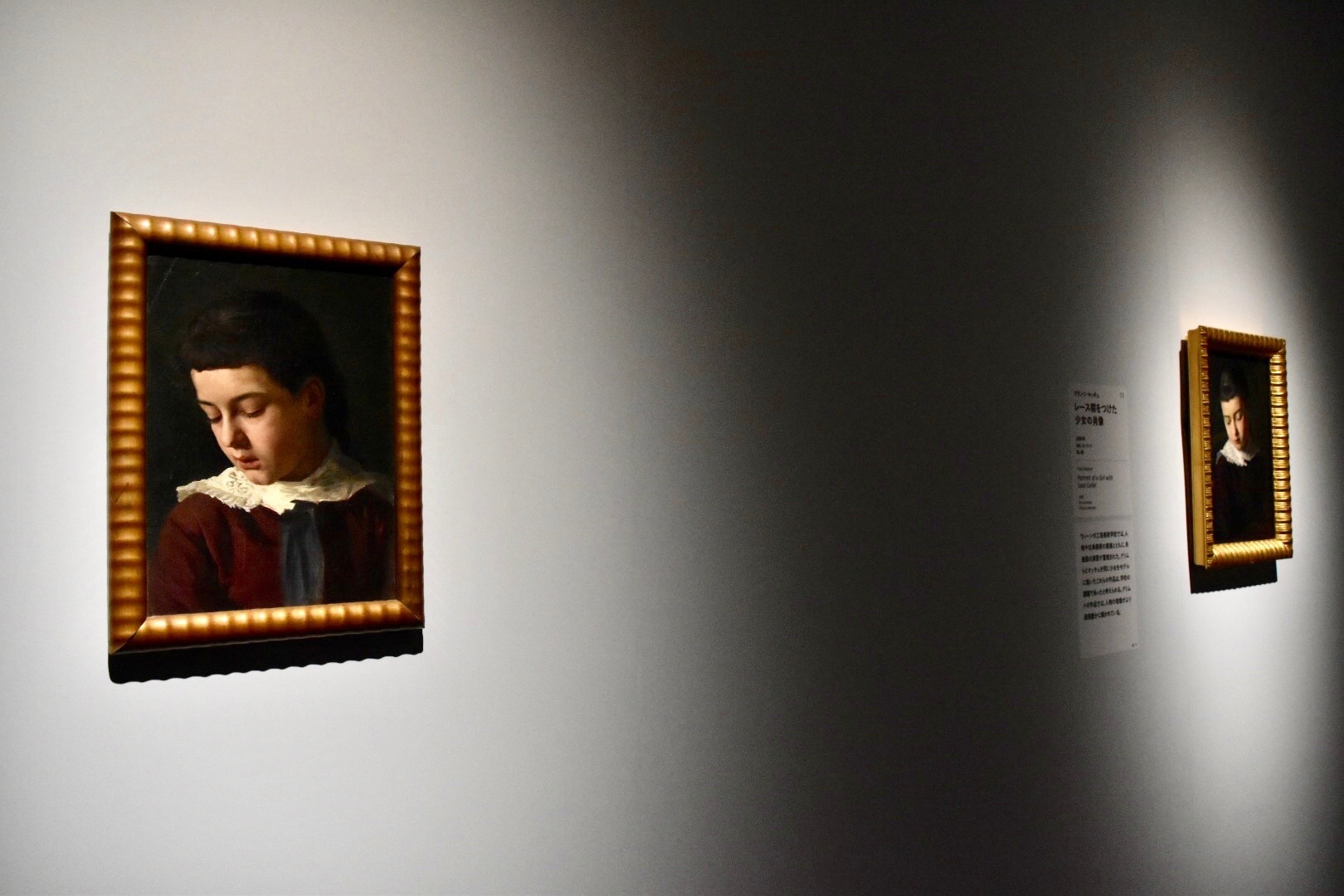 左：グスタフ・クリムト 《レース襟をつけた少女の肖像》 1880年 個人蔵