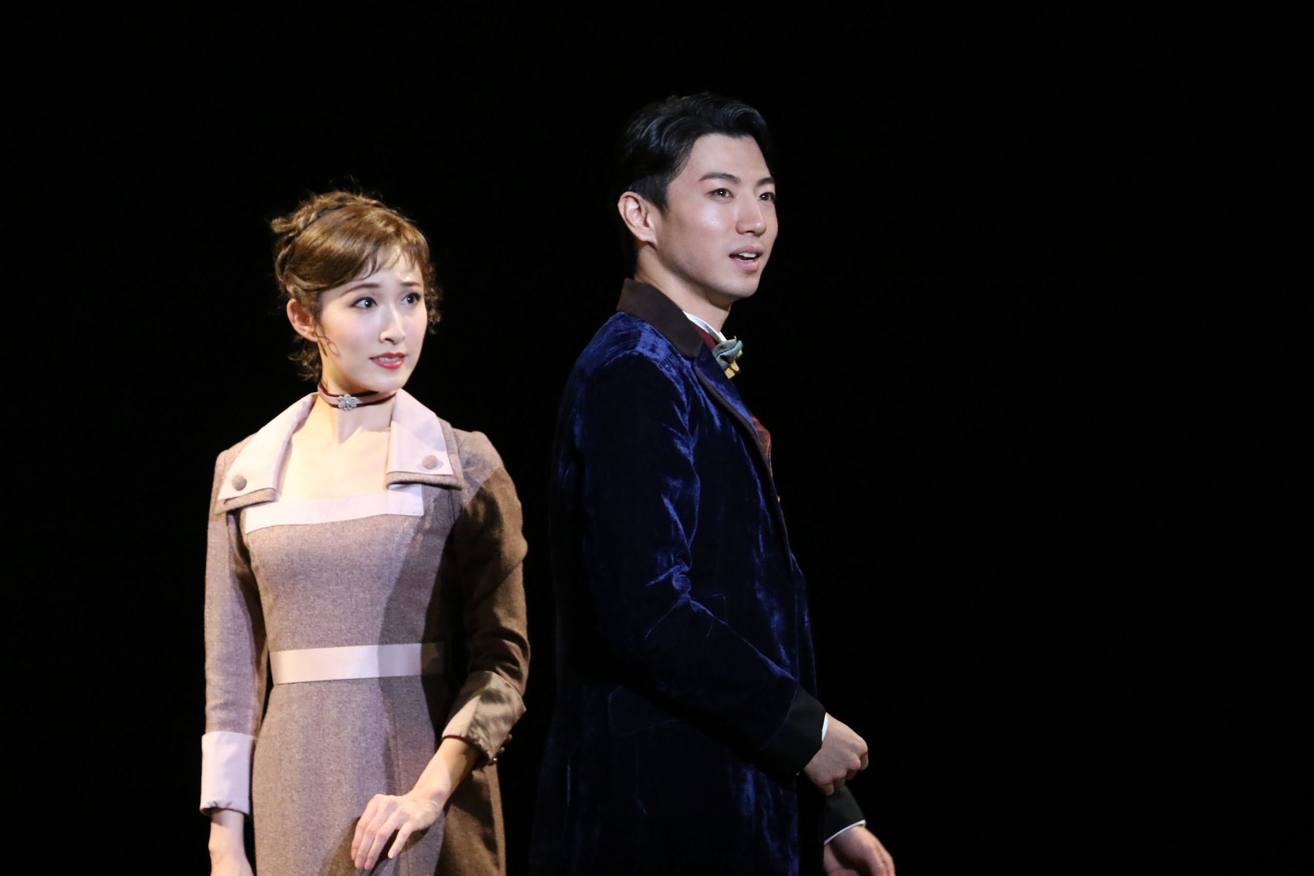 音楽劇『ライムライト』より、実咲凜音（左）と矢崎広 写真提供：東宝演劇部