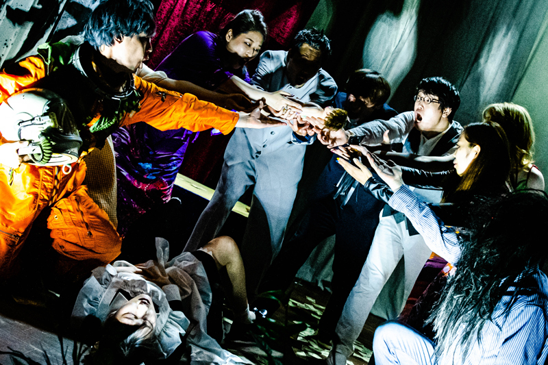 無教訓意味なし演劇vol.14『母さんが夜なべをしてJavaScript組んでくれた』より （撮影：塚田史香）