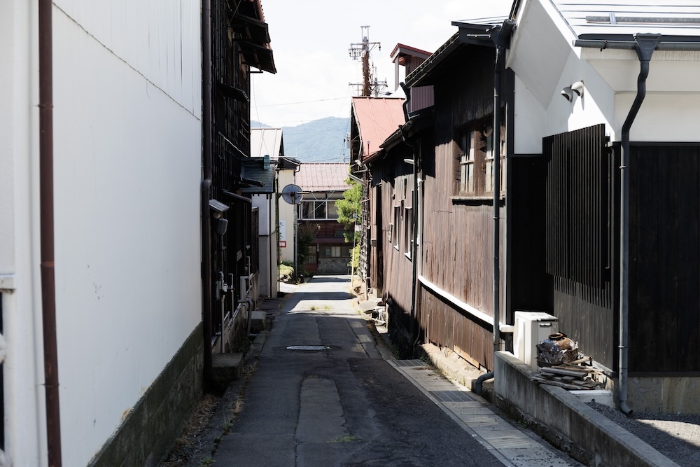 周辺は観光地というより住宅街。呑みあるき時には近隣の方の迷惑にならないよう、グッドマナーを肝に銘じたい。 撮影：大塚正明