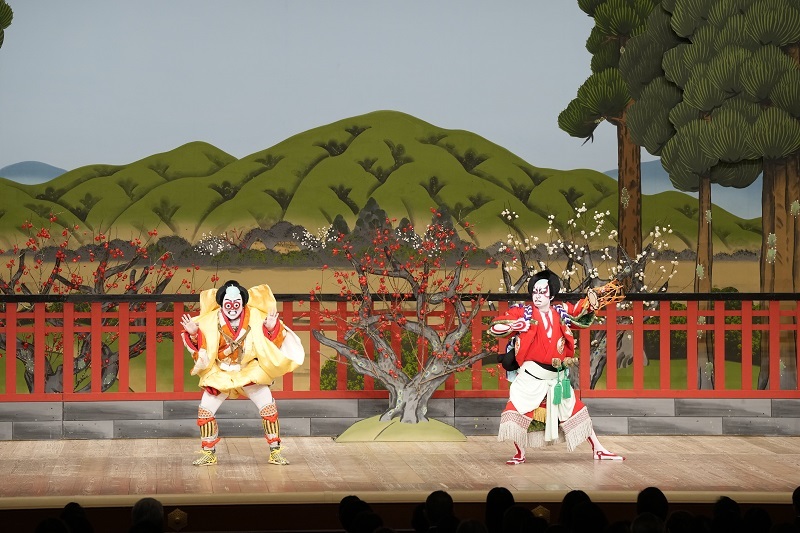 第一部『義経千本桜』「鳥居前」（左より）鵜の目鷹六=市川青虎、佐藤忠信実は源九郎狐=市川團子 ／(C)松竹