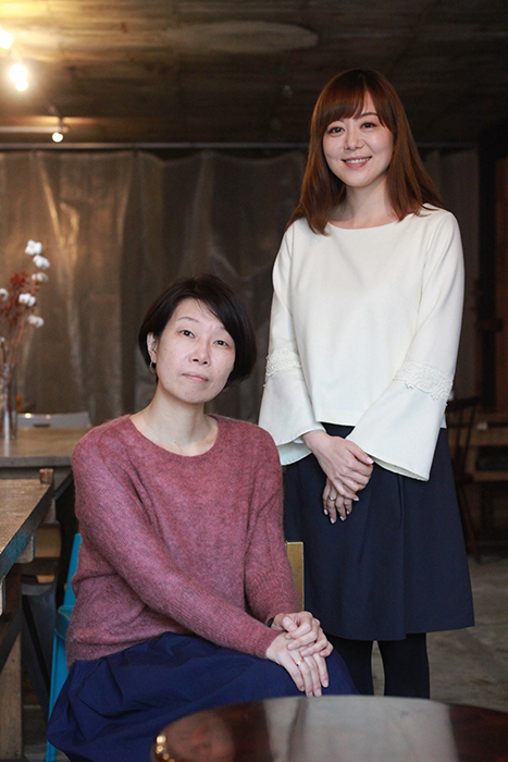 羊屋白玉（左）と岸本佳子