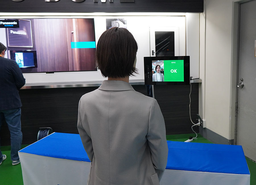 利用者の顔情報をカメラで読み取り、入場時に本人認証する