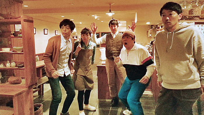 映画『ドロステのはてで僕ら』劇中シーンより。（左から）石田剛太、藤谷理子、酒井善史、諏訪雅、土佐和成。