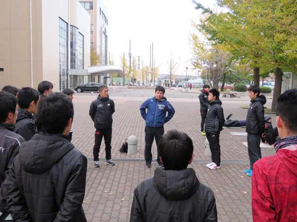 中央奥で選手に言葉をかけるのは本村哲也コーチ。主にBチームを担当し、近藤監督（その左）を補佐している