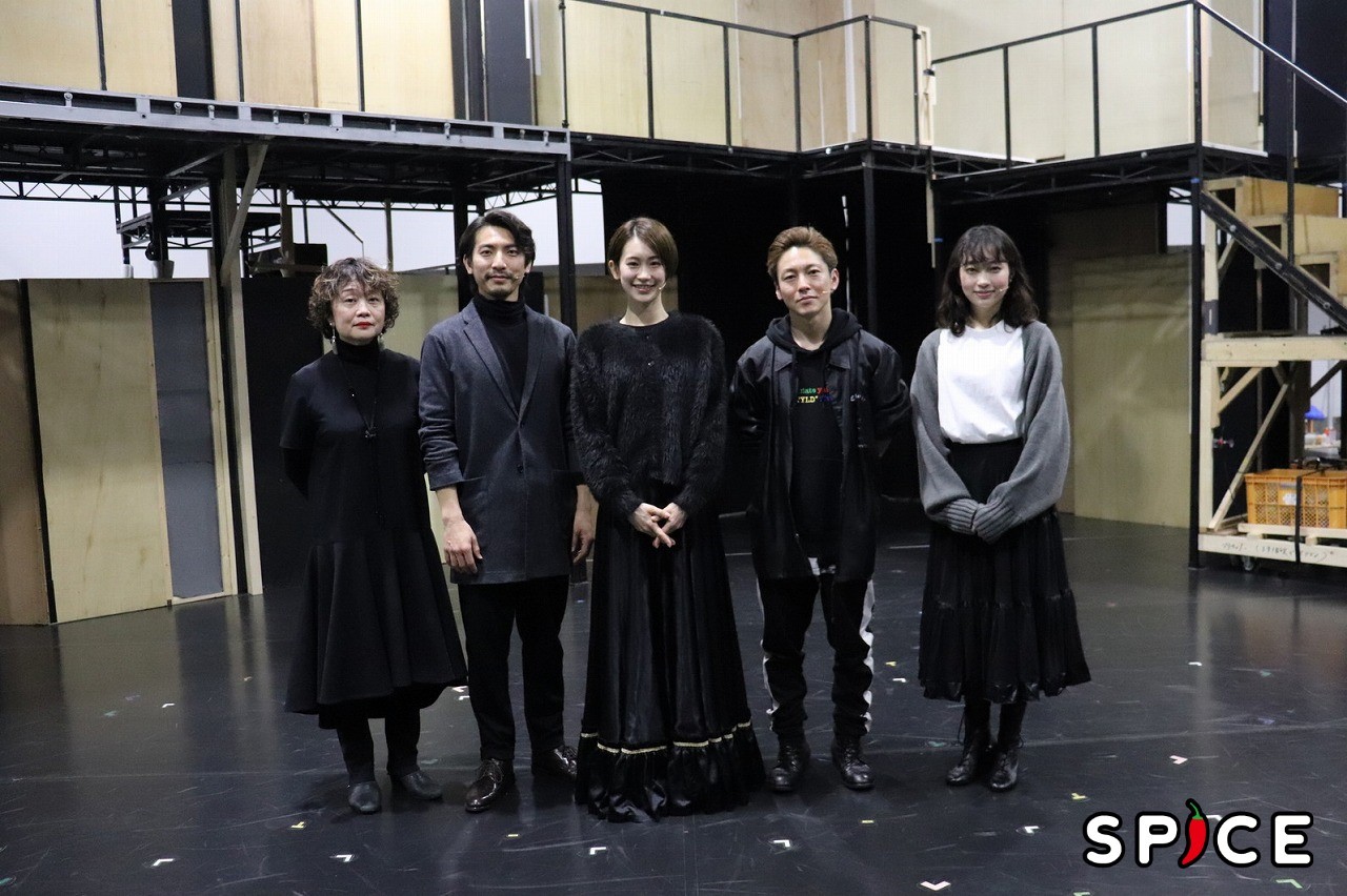 （左から）鈴木裕美（演出）、上山竜治、愛希れいか、屋良朝幸、清水くるみ